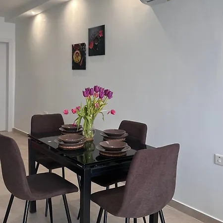 Court - 3 Bdr Maisonette & 2 Bdr Apartment *